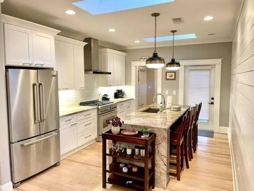 Modern 4br 2ba Home W/ Porch Swing - Walk&bike Atl