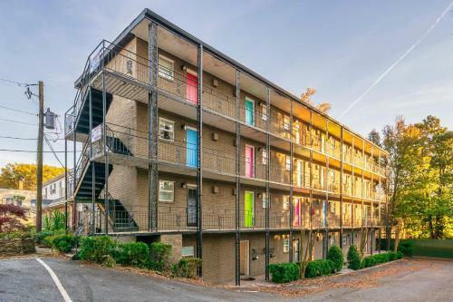 Apartamento Local And Colorful Studio With Parking In Top Location