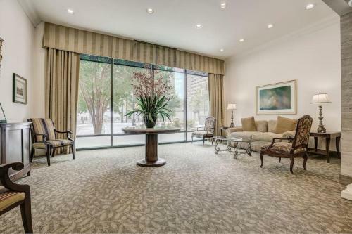 Traditional 1bed 1bath Condo Downtown Atlanta
