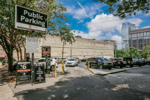 Traditional 1bed 1bath Condo Downtown Atlanta