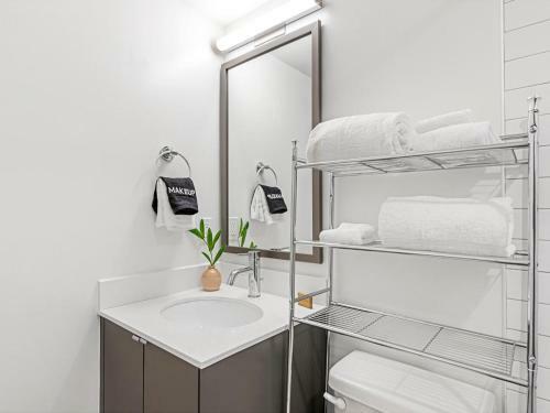 Apartamento Colorful Studio With Queen Bed, City Walkable!
