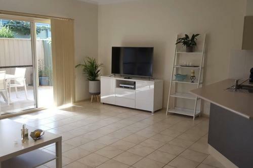 Perfect Location Central Modern Cottage - Free Wifi