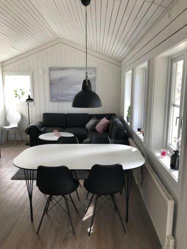 Lodge H�llestrand Cottage -sillen