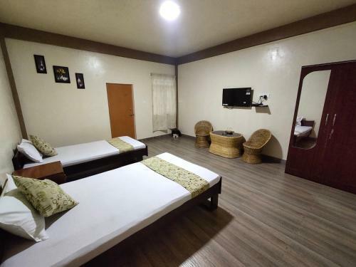 Hostal F N Guest House