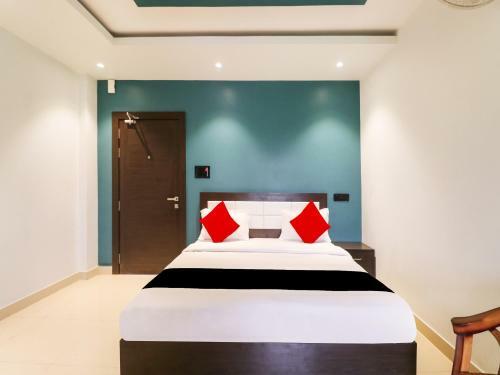 Capital O 65555 Dera Bassi Hotel