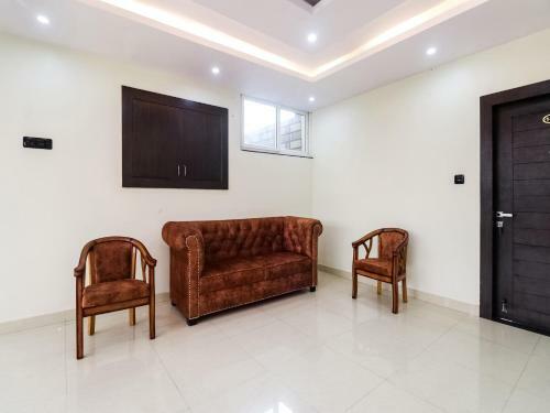 Capital O 65555 Dera Bassi Hotel
