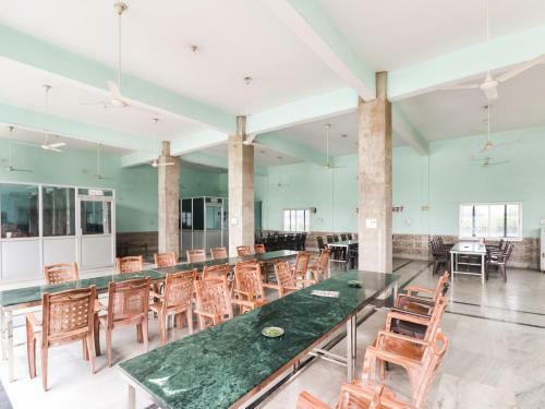 Capital O 65555 Dera Bassi Hotel