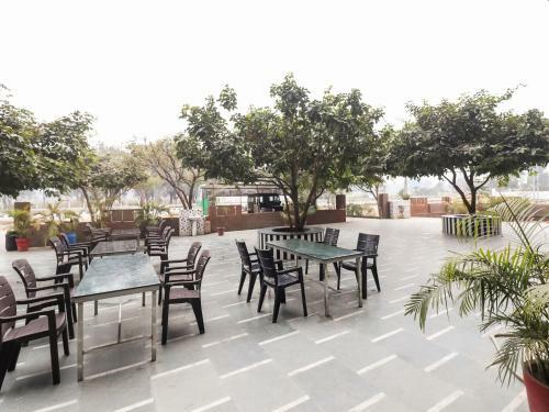 Capital O 65555 Dera Bassi Hotel