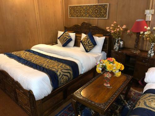 4 Bed Room Houseboat In Dallake