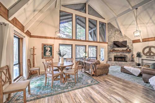 Apartamento Sky Valley Resort Home With Tree-lined Views!