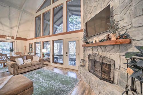 Apartamento Sky Valley Resort Home With Tree-lined Views!