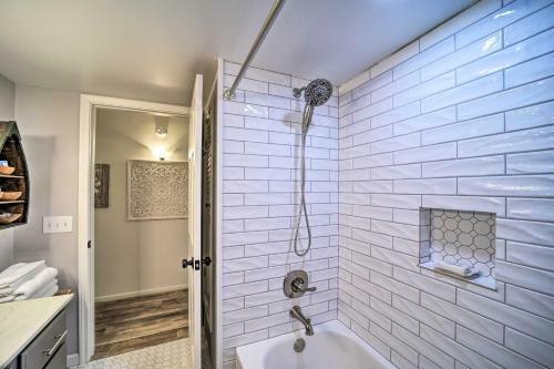 Apartamento Sky Valley Resort Home With Tree-lined Views!