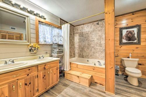 Cozy Hayesville Cabin With Fire Pit And Views!
