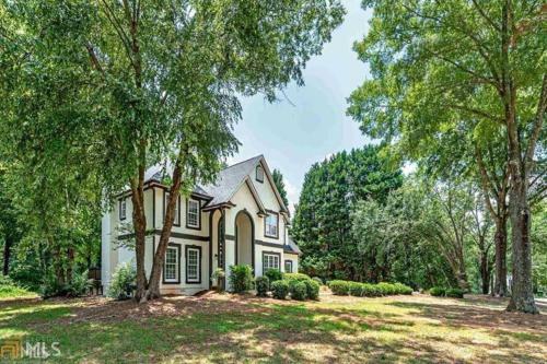 4br Luxury Estate On The Green W/ Deck & Parking