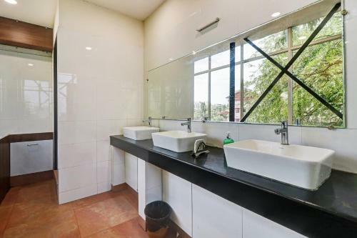 Hotel Townhouse 457 South Gate By Majestic