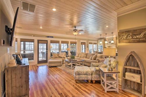 Spacious Lake Hartwell Home With Dock And Views!