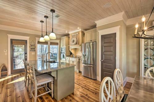Spacious Lake Hartwell Home With Dock And Views!