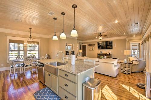 Spacious Lake Hartwell Home With Dock And Views!