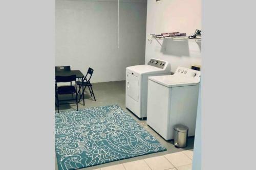 Cozy Chic Hideaway ( 4 Bedroom Townhome)