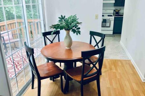 Cozy Chic Hideaway ( 4 Bedroom Townhome)