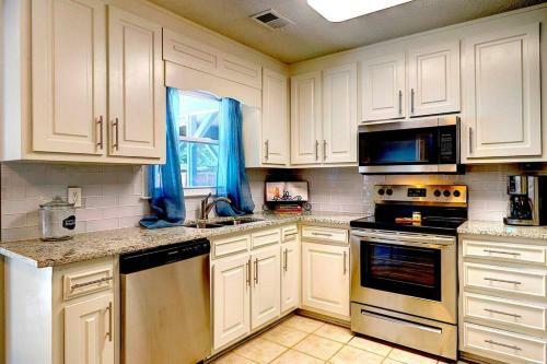 Villa Kennesaw Oasis -private Pool Comfy 4bdr Sleeps 14+