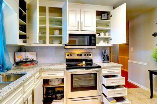 Villa Kennesaw Oasis -private Pool Comfy 4bdr Sleeps 14+