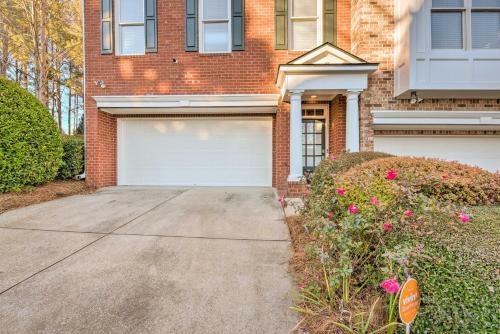Sun-lit Mableton Townhome 7 Mi To Six Flags!
