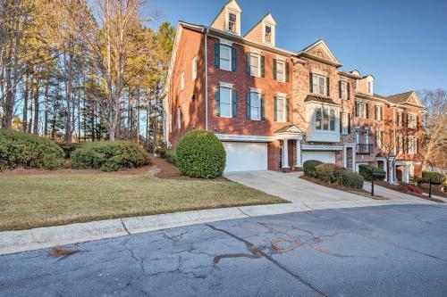 Sun-lit Mableton Townhome 7 Mi To Six Flags!