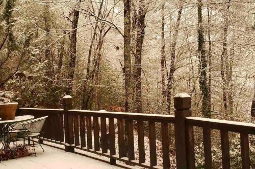 Moonlit Mountain-pond, Fire Pit, Hot Tub, 4 Acres