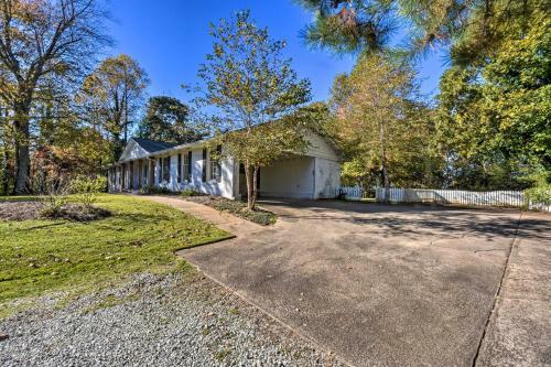 Mod Stable House On 10 Acres, Walk To Lake!
