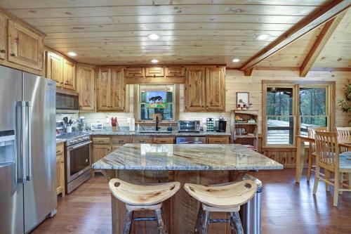 Hooch Holler- Newly Built, Sensational, Rustic Meets Modern, Mountain Cabin
