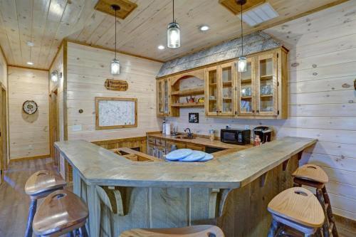Hooch Holler- Newly Built, Sensational, Rustic Meets Modern, Mountain Cabin