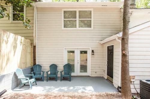 Modern + Cozy Townhome - Minutes To Avalon W/king