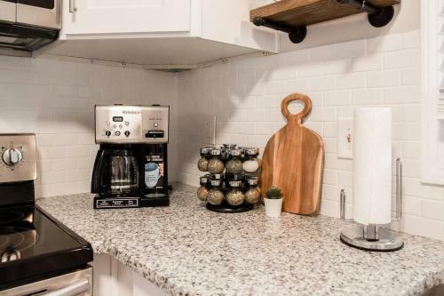 Modern + Cozy Townhome - Minutes To Avalon W/king