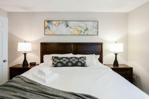 Modern + Cozy Townhome - Minutes To Avalon W/king