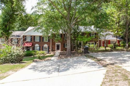 Modern + Cozy Townhome - Minutes To Avalon W/king