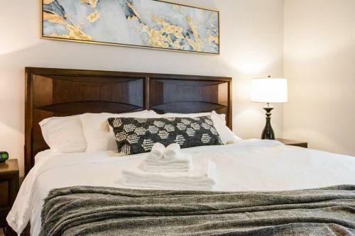 Modern + Cozy Townhome - Minutes To Avalon W/king