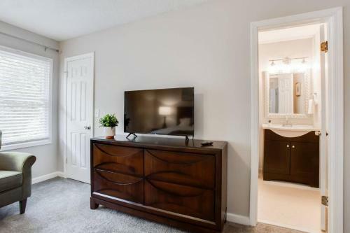 Modern + Cozy Townhome - Minutes To Avalon W/king