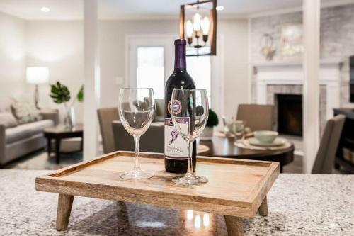 Modern + Cozy Townhome - Minutes To Avalon W/king