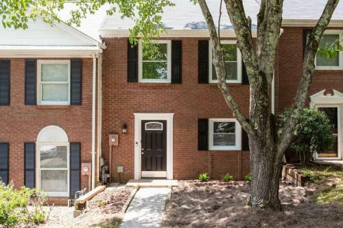 Modern + Cozy Townhome - Minutes To Avalon W/king