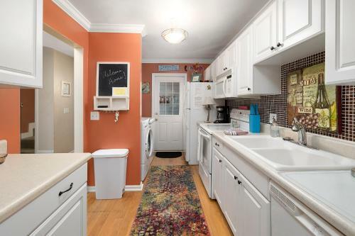 Beautiful 2 Bed - 1 And A Half Bath Condo Built Over Lagoon St Simons Island