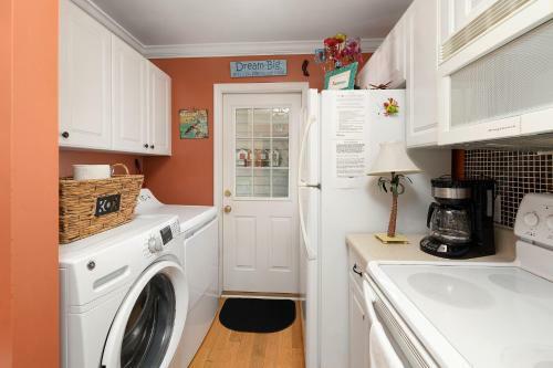Beautiful 2 Bed - 1 And A Half Bath Condo Built Over Lagoon St Simons Island