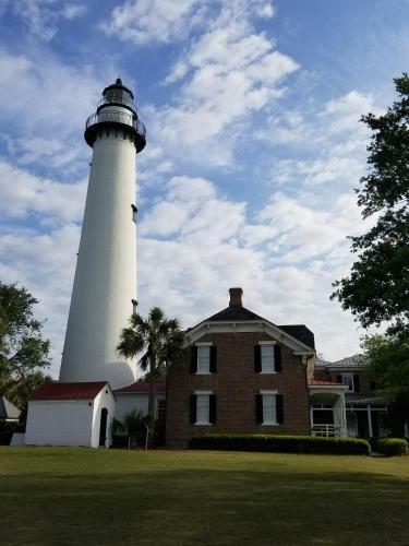Beautiful 2 Bed - 1 And A Half Bath Condo Built Over Lagoon St Simons Island