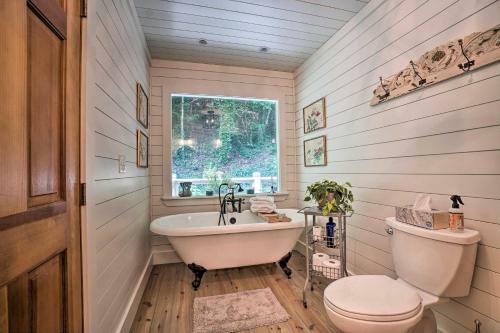 Cozy Cabin With Deck 4 Mi To Dining And Hiking!