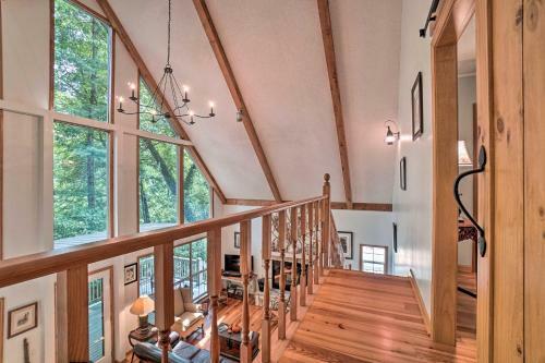 Cozy Cabin With Deck 4 Mi To Dining And Hiking!