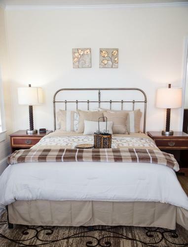 Lawrence Village Bed And Breakfast