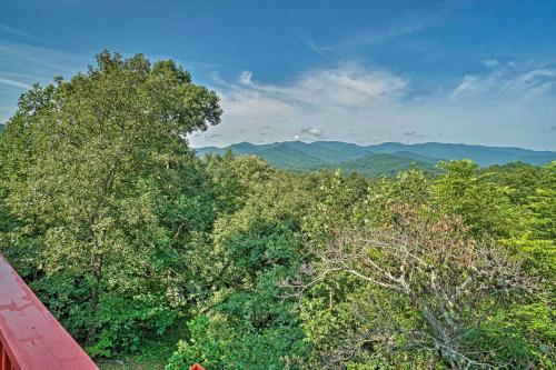 Mountain Retreat With Decks, Hot Tub, And Games!