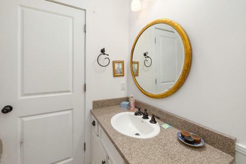 3 Bedroom 3 Bath House On Broadway St