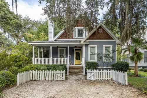 3 Bedroom 3 Bath House On Broadway St