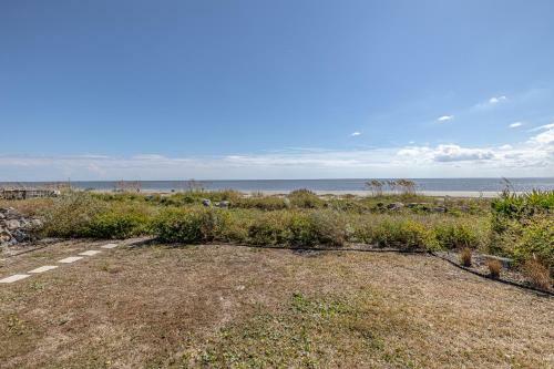Happy Sleep- 2 Bedroom 1 Bath Beachfront Home!!!